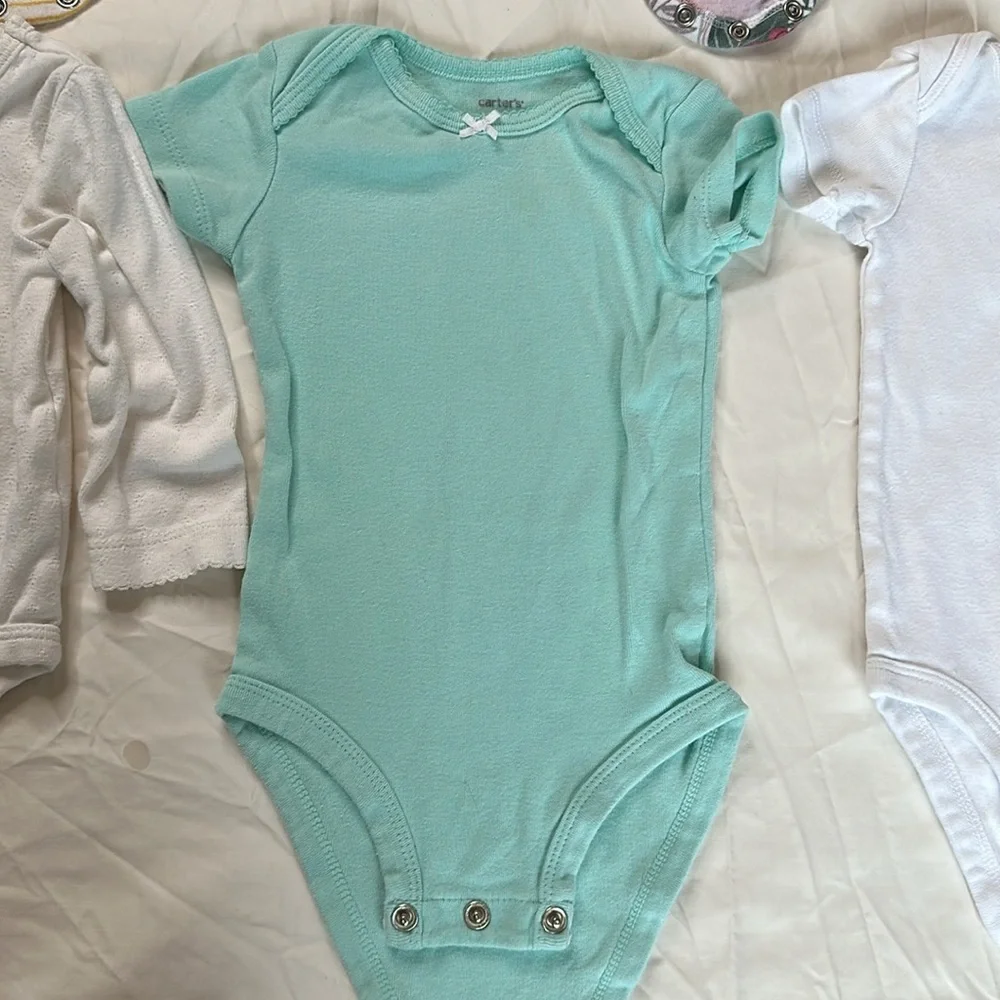 Carter’s bundle of 7 baby girl size 6 month onesies. 5 long sleeve and 2 short.